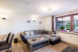TV - Apartment 'Ferienwohnung Schwalbennest' with Shared Terrace, Shared Garden and Wi-Fi (Immenstedt)