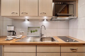 Kühlschrank, Mikrowelle, Herdplatte, Wasserkocher mit Kaffee-/Teezubehör