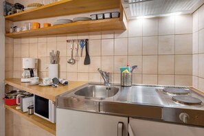 Kjøleskap, mikrobølgeovn, kokeplater og kaffetrakter/tekoker