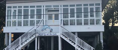 Un bâtiment à deux étages, à l’extérieur blanc, avec une entrée centrale dotée d’un escalier et une enseigne indiquant : « RIPS on the Lake ».