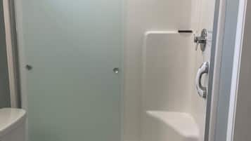Articles de toilette écologiques, sÚche-cheveux, serviettes fournies