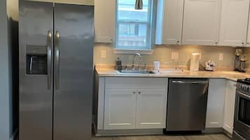 Réfrigérateur, micro-ondes, plaque de cuisson, lave-vaisselle