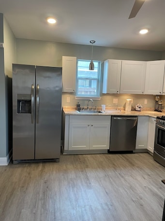 Fridge, microwave, stovetop, dishwasher. Cozy and Private1-bedroom guesthouse in Metairie with WiFi and other amenities