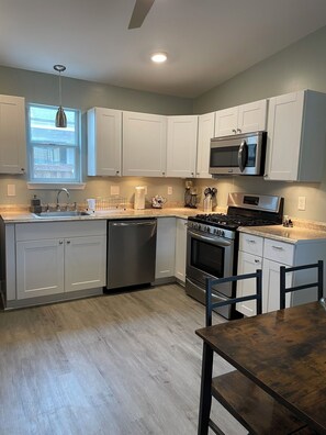 Fridge, microwave, stovetop, dishwasher