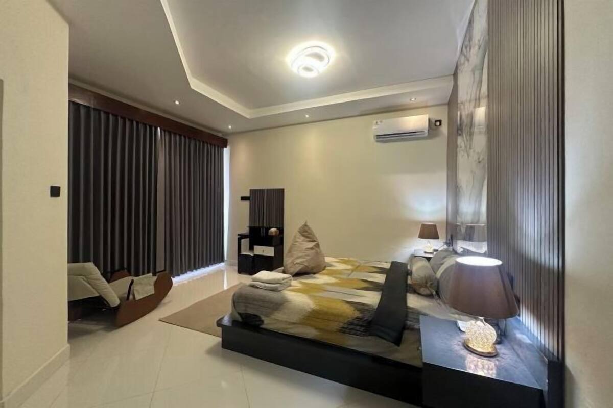 WiFi (free), bed sheets