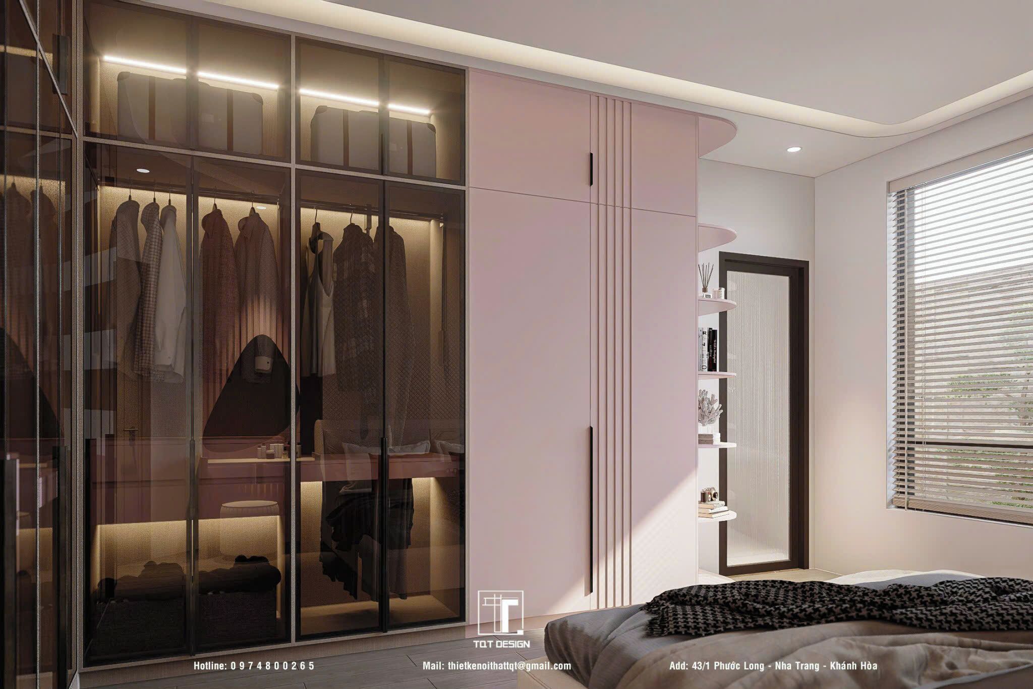 Une chambre à coucher moderne avec un dressing, un lit et une fenêtre équipée de stores.
