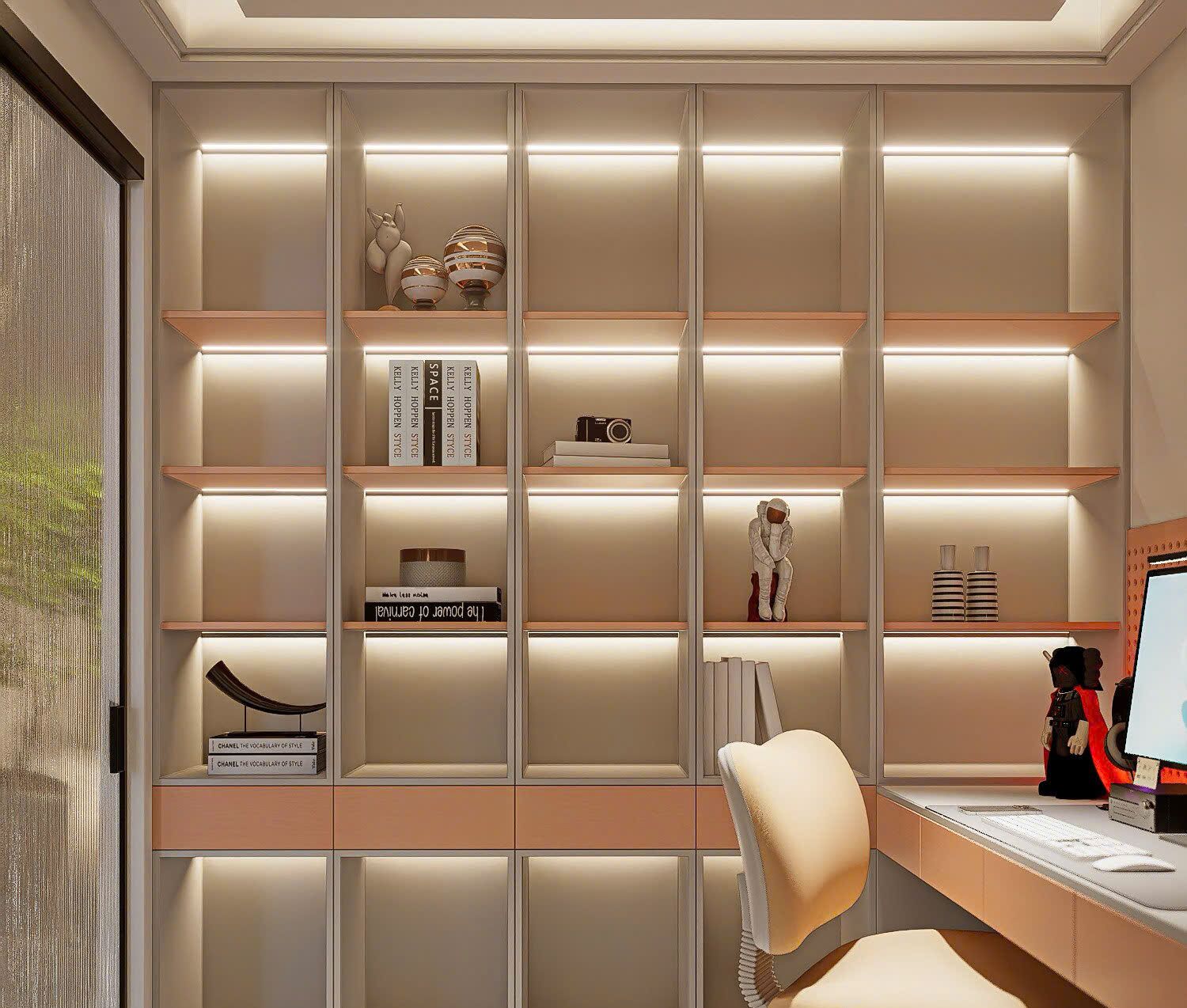 Um espaço de escritório moderno com uma mesa, cadeira e uma estante grande com livros e objetos decorativos.