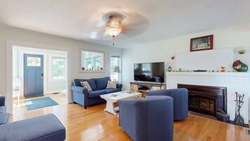 Téléviseur, jeux vidéo, lecteur de DVD, livres