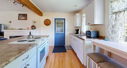 Charming Cottage with Cozy Comfort and Easy Access to Outdoor Adventures