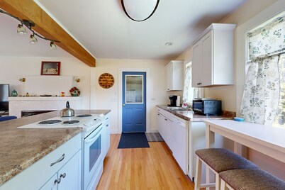 Charming Cottage with Cozy Comfort and Easy Access to Outdoor Adventures