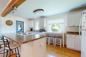 Fridge, microwave, oven, stovetop - Charming Cottage with Cozy Comfort and Easy Access to Outdoor Adventures (Lamoine)