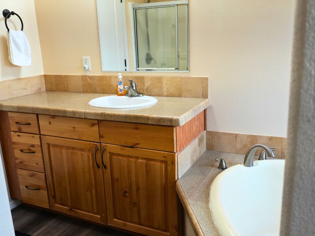 Dusj, hårføner, håndklær og såpe