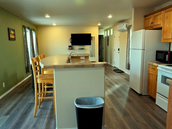 冰箱、微波炉、烤箱、炉灶