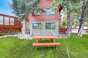 Outdoor dining - Conveniently located condo with fireplace & shared hot tub (Breckenridge)