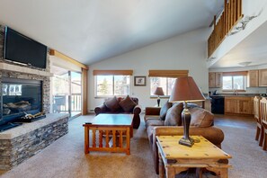TV, fireplace, DVD player - Conveniently located condo with fireplace & shared hot tub (Breckenridge)