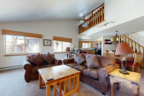 TV, fireplace, DVD player - Conveniently located condo with fireplace & shared hot tub (Breckenridge)