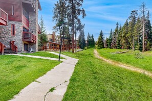 Property grounds - Conveniently located condo with fireplace & shared hot tub (Breckenridge)