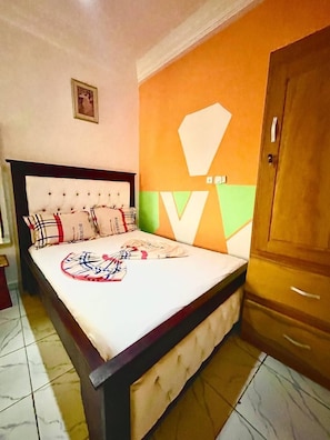 1 habitación, tabla de planchar con plancha, wifi y ropa de cama 