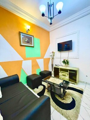 TV - 1 Bed Studio Sleeps 2 - Canal View, Parking, Wifi (Douala)