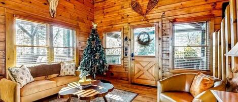 Una televisión, una chimenea, un futbolín, una mesa de tenis de mesa