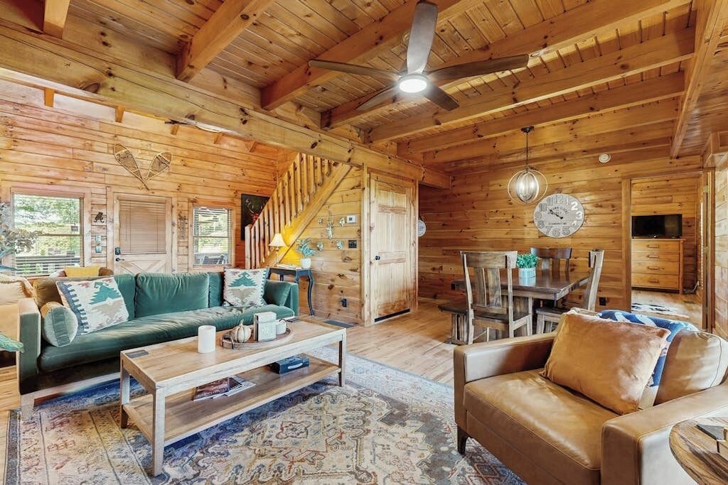 Fernseher, Kamin, Tischfußball, Tischtennisplatte