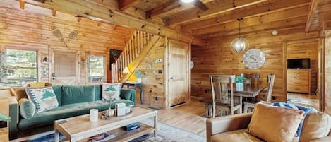 Fernseher, Kamin, Tischfußball, Tischtennisplatte