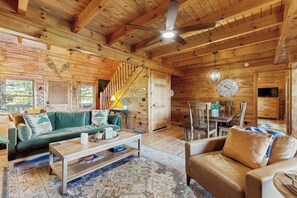 Fernseher, Kamin, Tischfußball, Tischtennisplatte