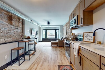 Cozy downtown apartment with full kitchen-centrally located