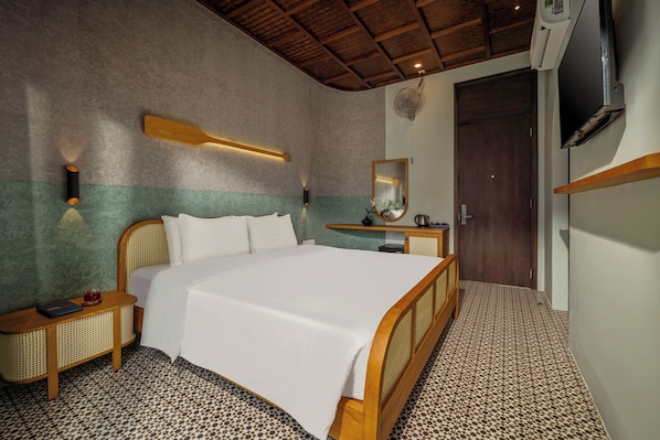 Deluxe-Doppelzimmer, Balkon, Poolblick | 1 Schlafzimmer, Schreibtisch, Verdunkelungsvorhänge