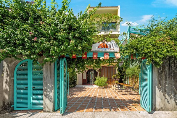 Vista frontal de la propiedad