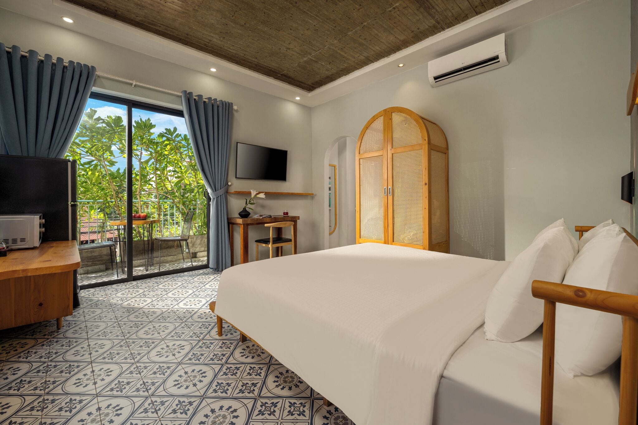 Deluxe Studio, 1 King Bed, Kitchen | Desk, blackout drapes, soundproofing, free WiFi