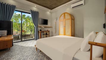 Deluxe Studio, 1 King Bed, Kitchen | Desk, blackout drapes, soundproofing, free WiFi