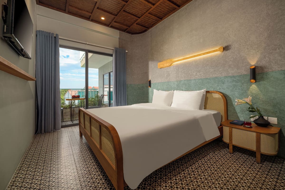 Quarto casal luxo, sacada, vista para a piscina | 1 quarto, escrivaninha, cortinas blackout, quartos à prova de som