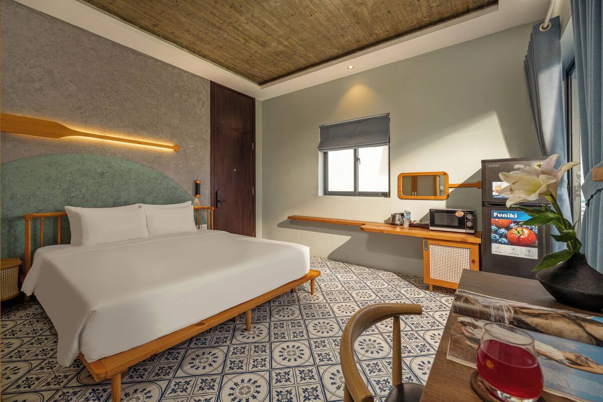 Deluxe Studio, 1 King Bed, Kitchen | Desk, blackout curtains, soundproofing, free WiFi