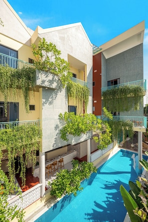 Piscina externa, funciona das 9h às 21h, guarda-sóis, espreguiçadeiras