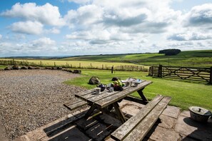 Outdoor dining - Riverside Cottage at Grindon Farm (Hexham)