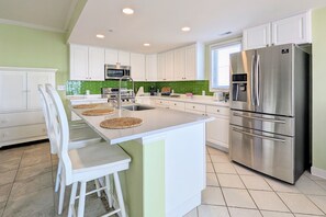 Fridge, microwave, oven, stovetop - Spacious - Family-Friendly Beach Condo w/Balcony, A/C, Shared Rooftop Pool & Gym (Ocean City)