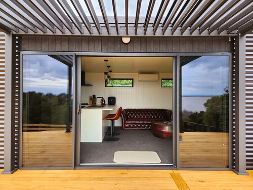  Romantic lakeside Cabin. 1 Hour ex Auckland CBD