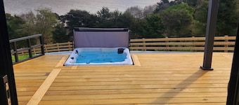 Romantic lakeside Cabin. 1 Hour ex Auckland CBD