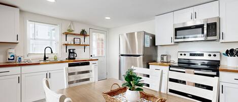 ثلاجة، ميكروويف، فرن، موقد طهي مسطح