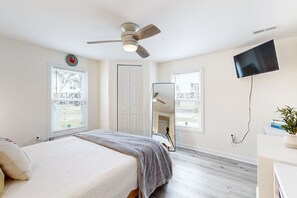 4 bedrooms, iron/ironing board, internet, bed sheets - Spacious house with 2 kitchens, W/D, central A/C, steps to beach (Murrells Inlet)