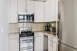 冷蔵庫、電子レンジ、オーブン、食器洗い機