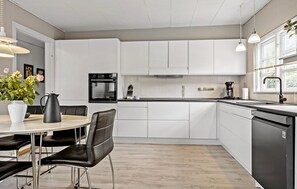 Kylskåp, spishäll, diskmaskin och kaffe- och tebryggare