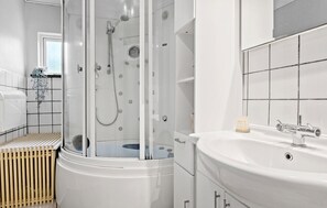 Shower - Awesome home in Augustenborg with sauna (Augustenborg)