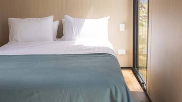 1 bedroom, bed sheets