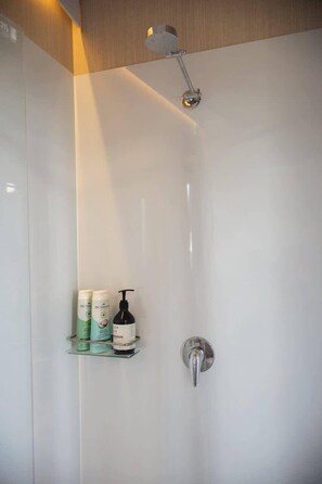 Een douche, een haardroger, handdoeken