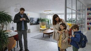 Un salon moderne avec un coin repas, une bibliothèque et une grande fenêtre.