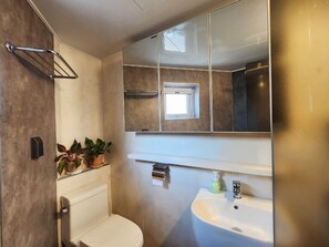 Dusj, hårføner, håndklær og såpe