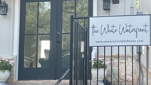 Une enseigne indiquant « The White Waterfront » avec l’adresse de son site web.