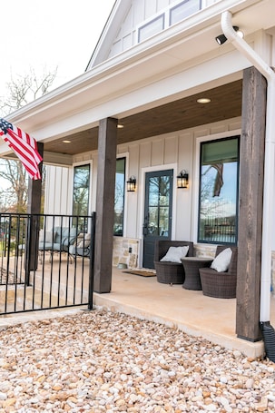 Terrace/patio. Lakefront 3-bedroom house on Amon Carter Lake in Bowie